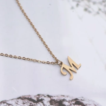 316鋼飾×經典M字母×鎖骨項鍊×金色.avif