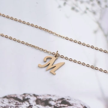 316鋼飾×經典M字母×鎖骨項鍊×金色.avif