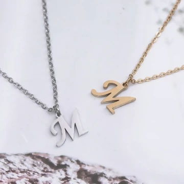 316鋼飾×經典M字母×鎖骨項鍊×金色.avif