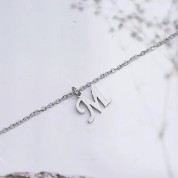 316鋼飾×經典M字母×鎖骨項鍊×銀色.avif