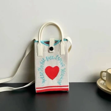 字母繞紅愛心×針織×斜背包.avif