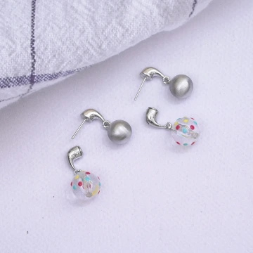 彩虹波點銀珠×後掛式吊墜耳環.avif