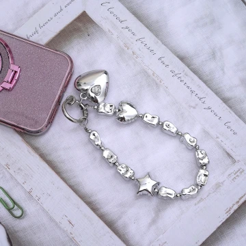 銀色大愛心×手機腕帶掛繩.avif