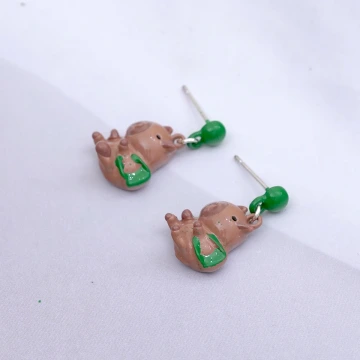 搬家的水豚男×吊墜耳環.avif