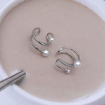 多層線條珍珠×U型耳骨夾.avif