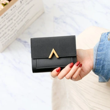金屬V字磨砂麂皮×三折短皮夾×黑色.avif