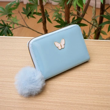 亮漆皮革白蝴蝶毛球×拉鍊短皮夾×水藍.avif