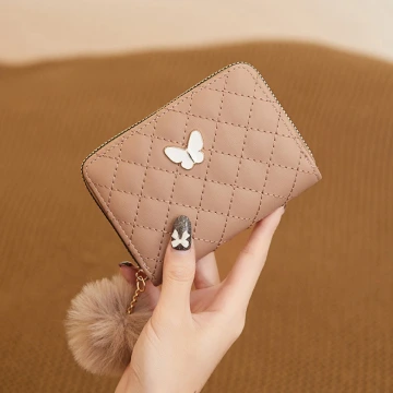 菱格紋白蝴蝶毛球×拉鍊短皮夾×卡其.avif