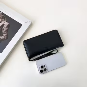 爆裂紋亮面×手拿拉鍊長皮夾×黑色