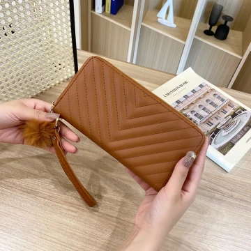 V紋壓線毛球×手拿拉鍊長皮夾×棕咖.avif