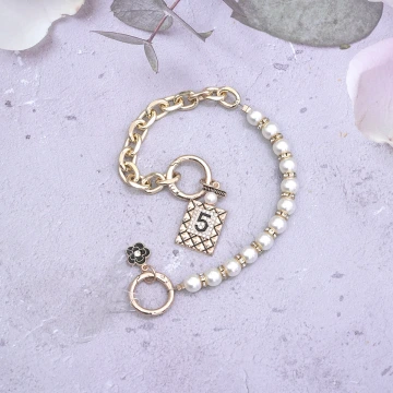 大珍珠香水5號鍊條×手機腕帶掛繩×金色.avif