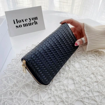 V格紋麻花編織×拉鍊長皮夾×黑色.avif