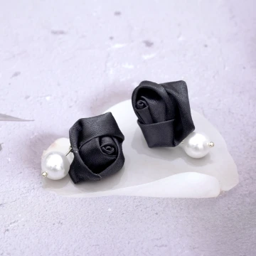 黑玫瑰珍珠×蚊香盤U型耳夾.avif