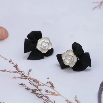 黑色領結山茶花×蚊香盤U型耳夾.avif