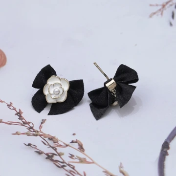 黑色領結山茶花×蚊香盤U型耳夾.avif