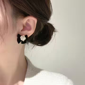 黑色領結山茶花×蚊香盤U型耳夾