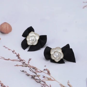 黑色領結山茶花×吊墜耳環.avif