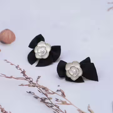 黑色領結山茶花×蚊香盤U型耳夾