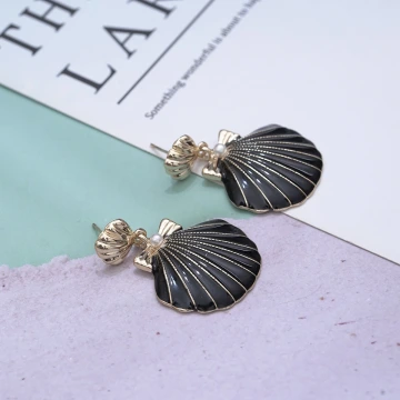 黑色貝殼珍珠×蚊香盤U型耳夾.avif