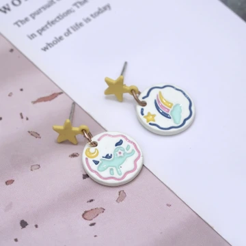 陽光彩虹獨角獸×不對稱吊墜耳環.avif