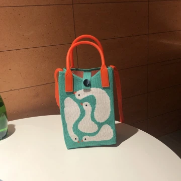 四隻小白鵝×針織×斜背包.avif
