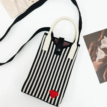 黑條紋小紅心×針織×斜背包.avif