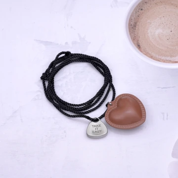 皮革愛心take it easy×蠟繩×可調節長項鍊×共三色.avif