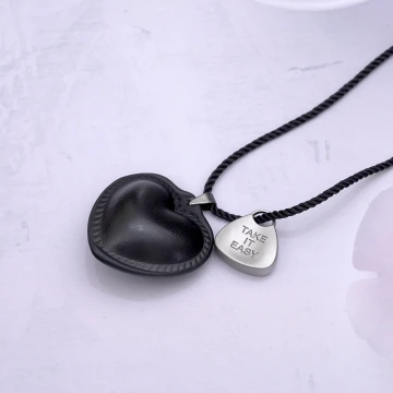 皮革愛心take it easy×蠟繩×可調節長項鍊×共三色.avif