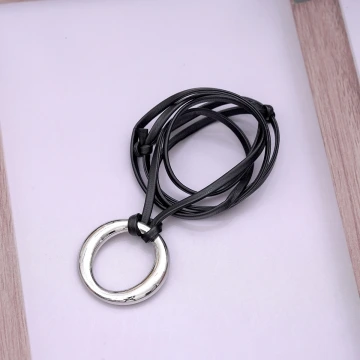 金屬圓環×皮革繩×可調節長項鍊×共二色.avif