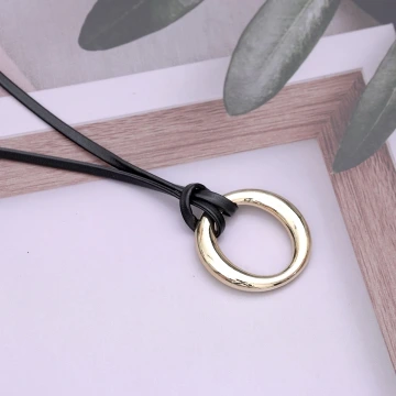 金屬圓環×皮革繩×可調節長項鍊×共二色.avif