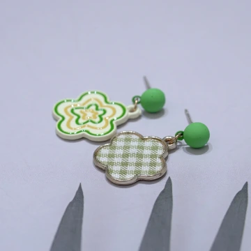 綠格小花×不對稱吊墜耳環.avif