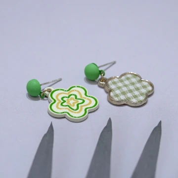 綠格小花×不對稱吊墜耳環.avif