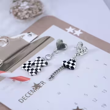 黑白格紋小熊愛心&times;不對稱吊墜耳環