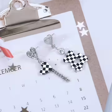 黑白格紋小熊愛心&times;不對稱吊墜耳環