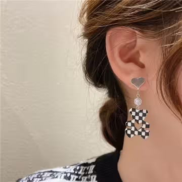 黑白格紋小熊愛心&times;不對稱蚊香盤U型耳夾