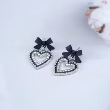 甜酷黑蝴蝶結愛心&times;吊墜耳環