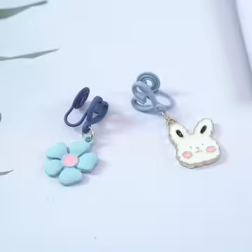 愛心棉花糖兔兔藍花&times;不對稱蚊香盤U型耳夾