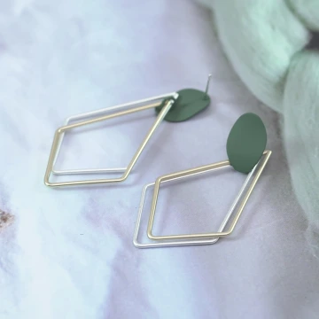 綠金不規側邊框×吊墜耳環.avif