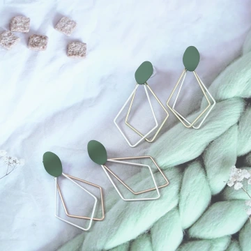 綠金不規側邊框×吊墜耳環.avif