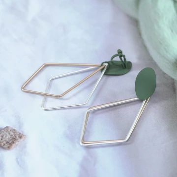 綠金不規側邊框×吊墜耳環.avif