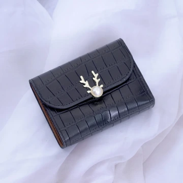 小鹿珍珠鱷魚紋皮革×三折短皮夾×黑色.avif