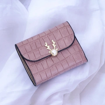 小鹿珍珠鱷魚紋皮革×三折短皮夾×粉紅.avif
