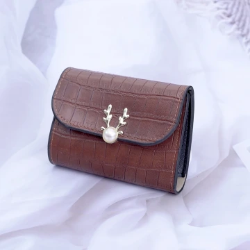小鹿珍珠鱷魚紋皮革×三折短皮夾×棕咖.avif