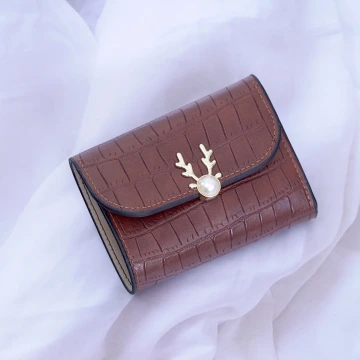 小鹿珍珠鱷魚紋皮革×三折短皮夾×棕咖.avif