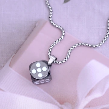 黑色金屬骰子×長項鍊.avif