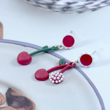 紅櫻桃珍珠×不對稱吊墜耳環.avif