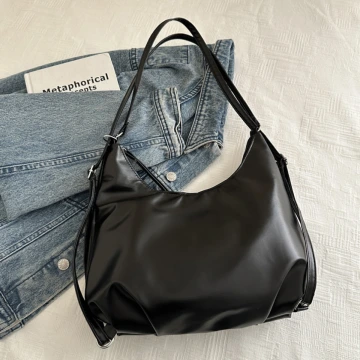 素面皮革&times;變形後背包&times;黑色.avif