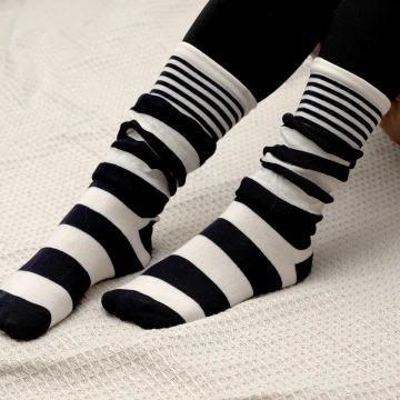 雙層條紋假兩件&times;中筒襪&times;黑白.avif
