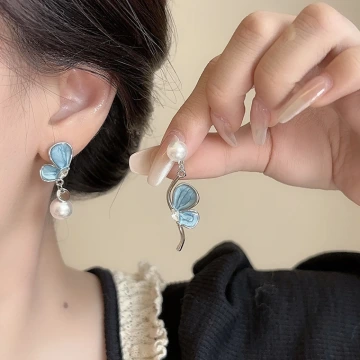 是花似蝶&times;不對稱吊墜耳環.avif