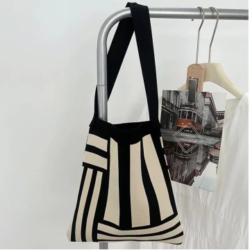 黑白線條&times;針織&times;單肩背包.avif